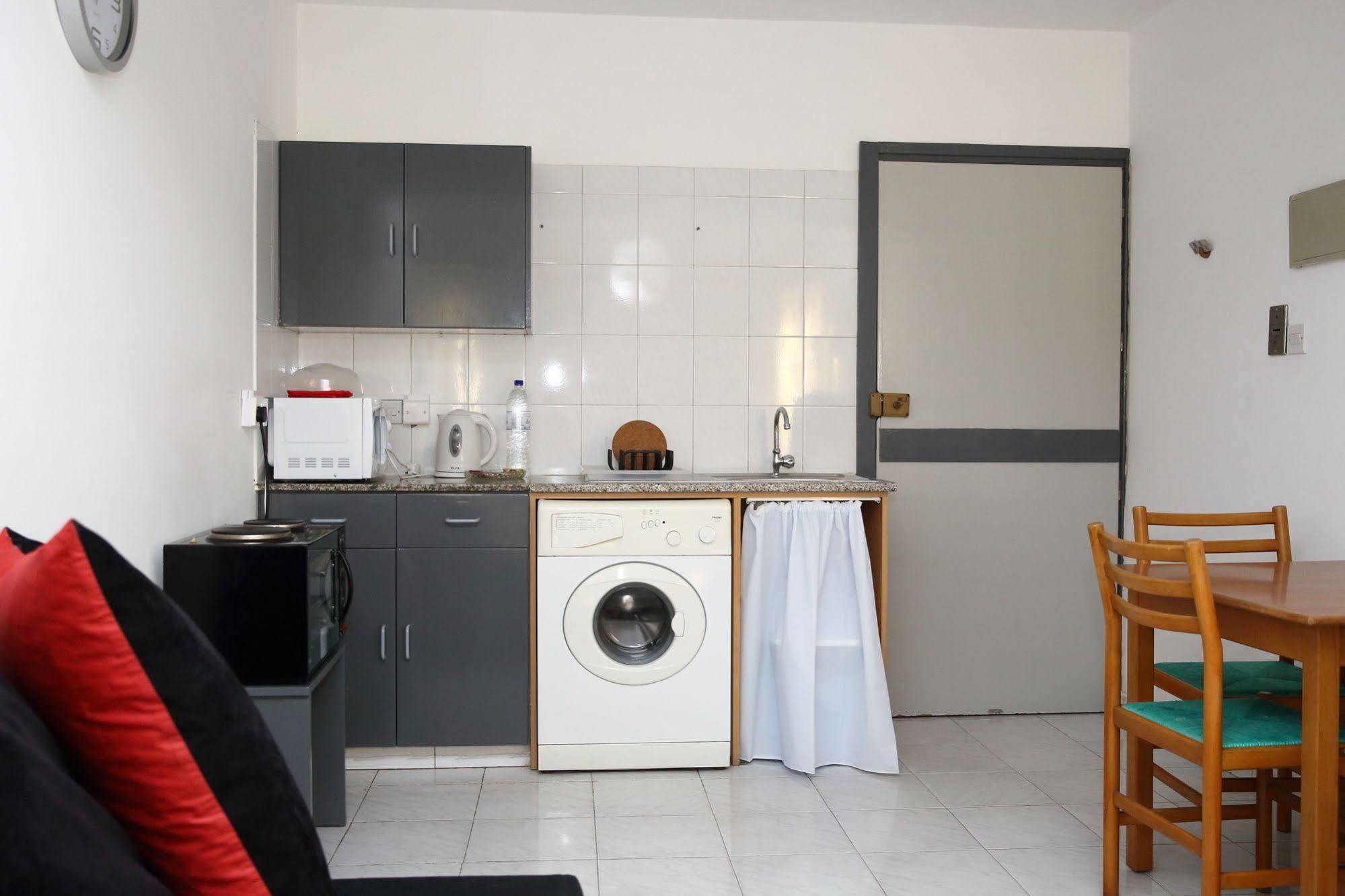 Alora Apartments ลาร์นาคา ภายนอก รูปภาพ