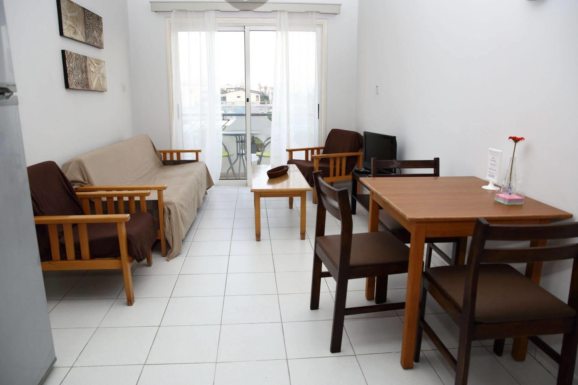 Alora Apartments ลาร์นาคา ภายนอก รูปภาพ